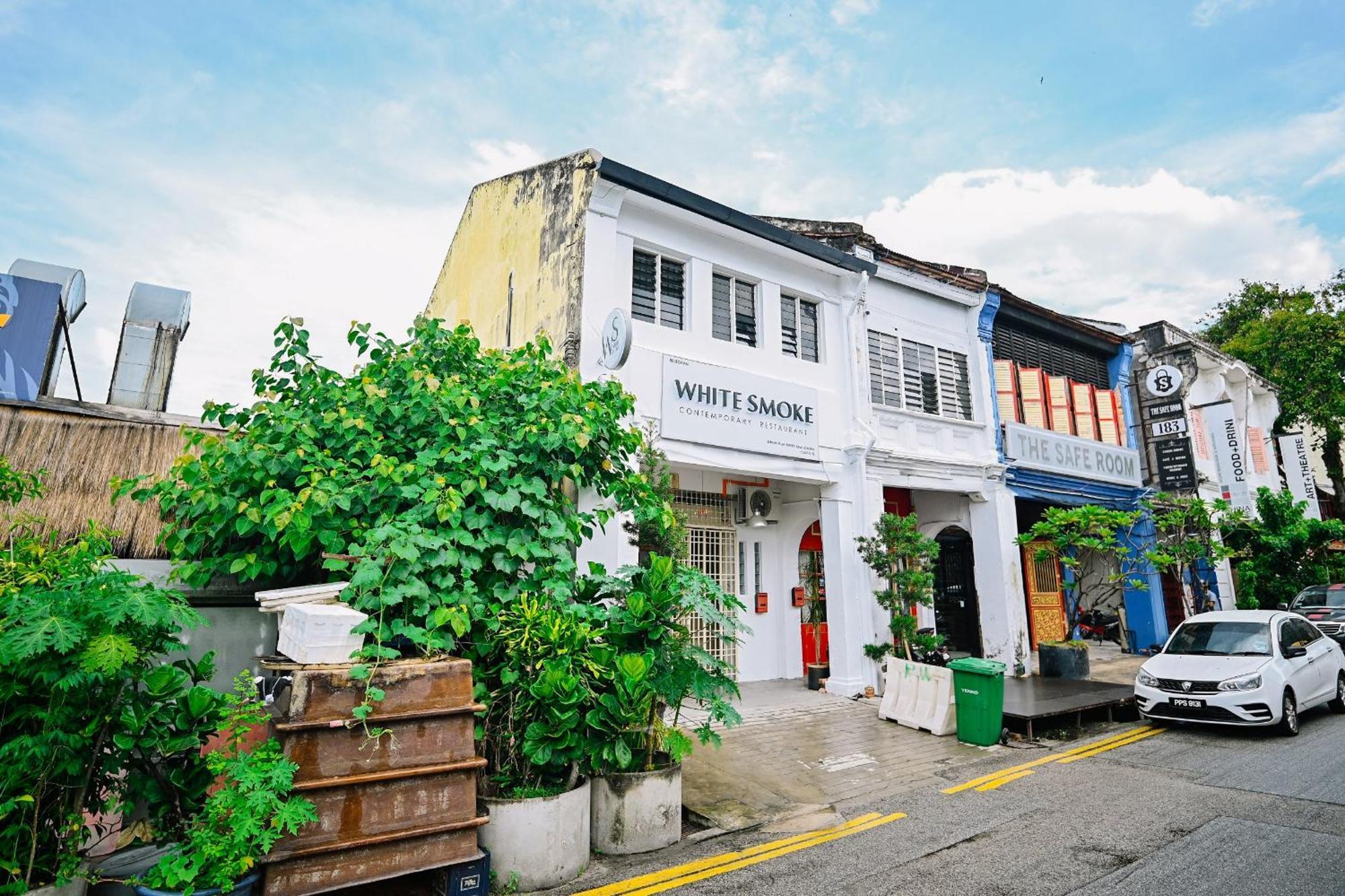 Swing & Pillows - Lebuh Victoria, Penang George Town Exterior photo